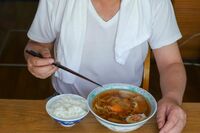 物価高に伴う食費節約で増える「低栄養シニア」、肉・魚を買い控えて持病悪化や感染症への罹患増加