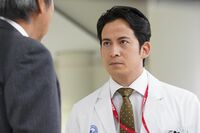 『白い巨塔』岡田准一、自宅でオペシーンを練習！　満島真之介とPが語る撮影秘話