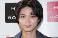 磯村勇斗、地元民が明かす“衝撃秘話” 高校時代に演じた55歳女性との「体当たりキス」