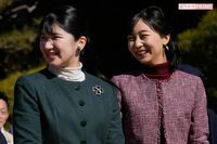 愛子さま＆佳子さま、秋の園遊会で見せた“真紅のおそろいコーデ”「姉妹のような仲の良さ」滲むおふたりの…