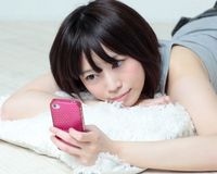 動画配信サイトや”出会い系”への過度な依存に潜むサイン