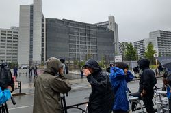 麻原死刑囚の刑が執行された東京拘置所前には多くの報道陣が詰めかけた＝6日