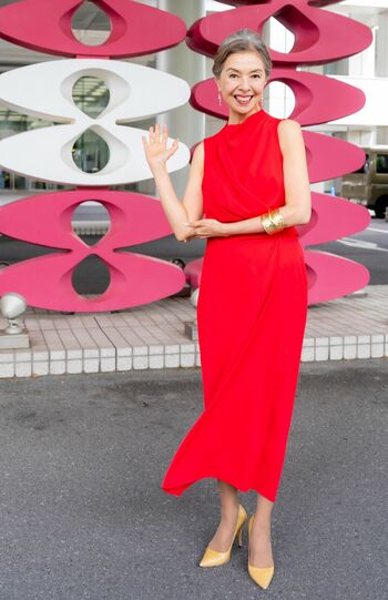 セクシーな“還暦カラー”のドレス。「セクシーさを意識してはいないです。着たい服を着ているだけですよ」