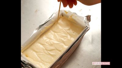 竹串で気泡を切るようにジグザグに動かす