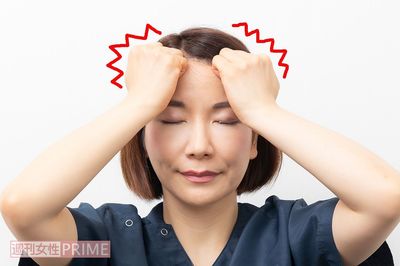 【STEP2】（1）両手でこぶしをつくり、平らな面を生え際にあて、1～2mmほど動かすような感覚で小さな円を描きながらほぐす