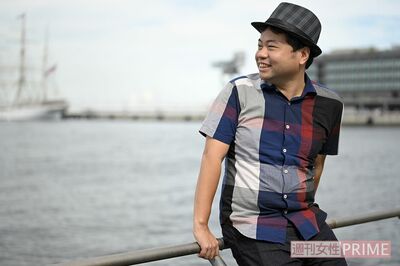 リトさんの視線の先にあるのは……これから漕ぎ出していく「世界」。葉っぱ切り絵を軸にしつつ、講演、ワークショップなど活動の幅を意識的に広げている　撮影／渡邉智裕