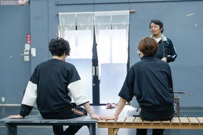 徐々に縮まる2人の距離感を、手元の動きで繊細に表現……!　撮影／廣瀬靖士