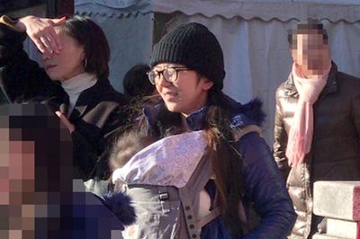 岩崎ひろみが娘たちとお揃いコーデで初詣、垣間見えた“子育てへのこだわり”