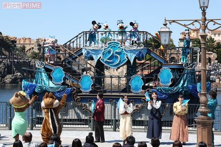 船が止まると、陸上3か所にもディズニーの仲間やキャストが登場。テーマソングにのせ、全員で手拍子＆ダンス！