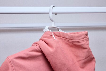 フードが乾きやすいハンガー／330円