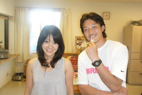 元日本代表の西大伍選手（鹿島）と明子さん