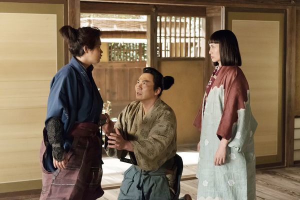 “女が城主になんて”と、ことあるごとに直虎にキレる直之だが、武人としての実力は折り紙つき。ふたりの間で板挟みの家臣・六左衛門（田中美央）は、いつもハラハラ……　(c)NHK