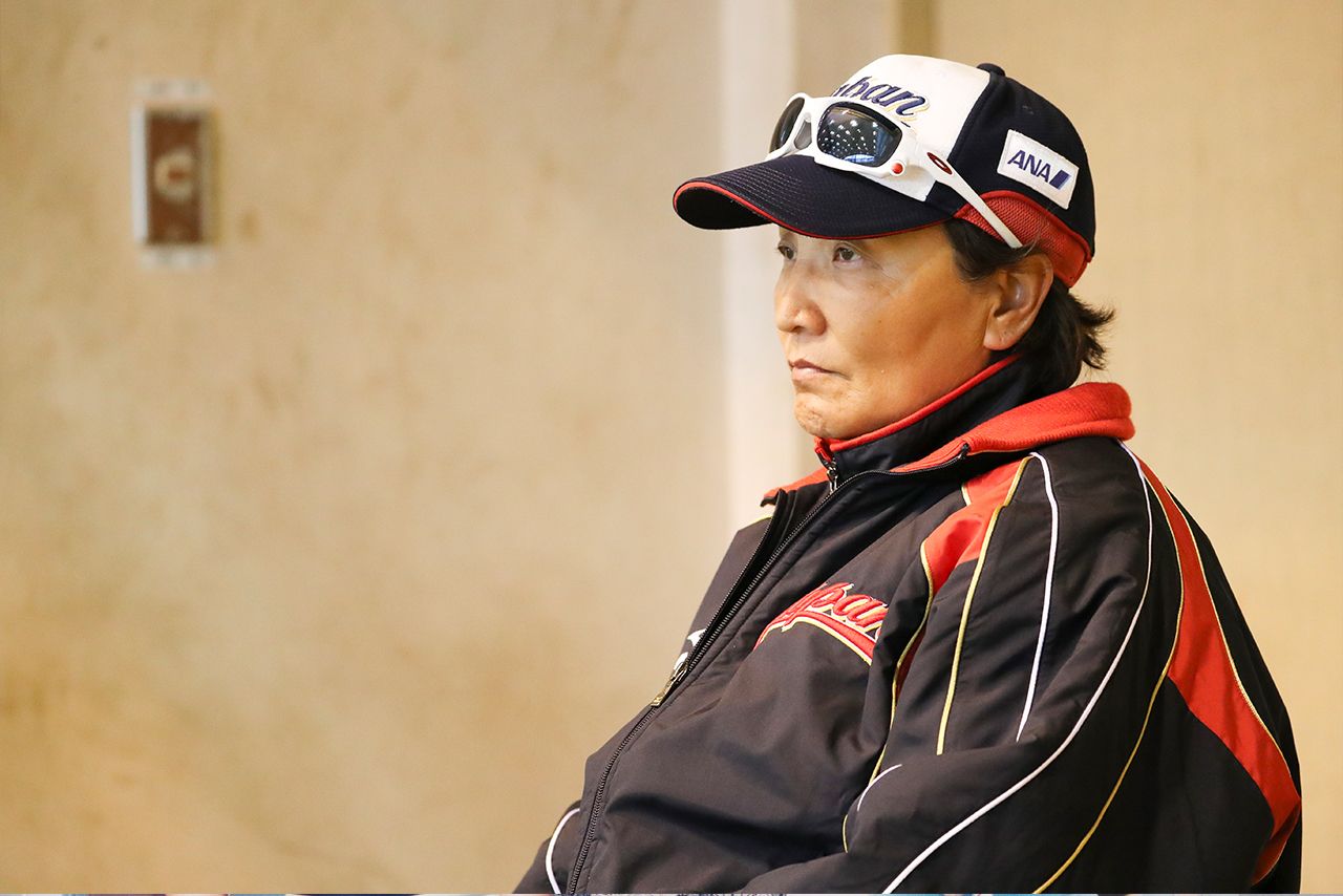 打撃練習を真剣な面持ちで見つめる麗華監督。「麗華は目がいいんで、いろんなことが見える」と妙子さんも太鼓判　撮影／吉岡竜紀