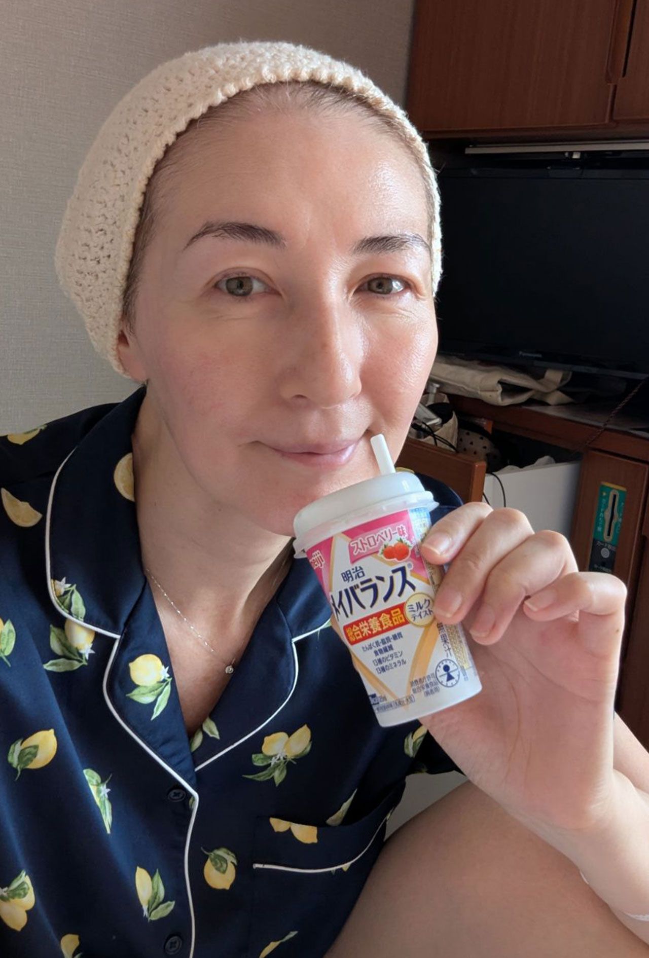 術後、食欲がなくても口から栄養をとろうと必死に飲んでいるアオキ・シャナさん