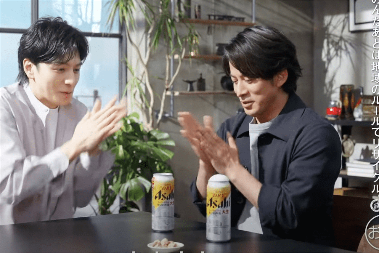 アサヒビールのCMで共演した生田斗真と岡田准一（アサヒグループ公式チャンネルより）