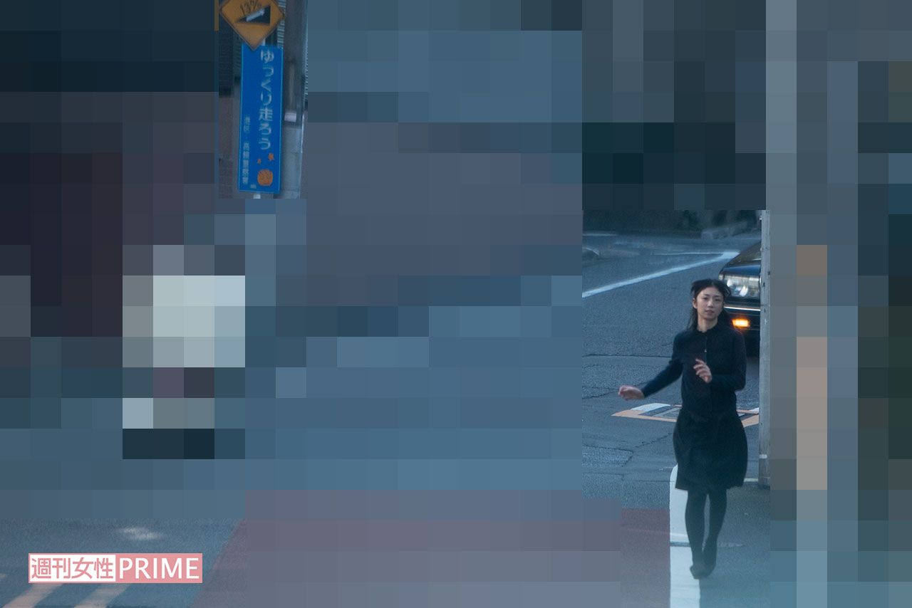 小走りで坂道をくだってきた小倉優子