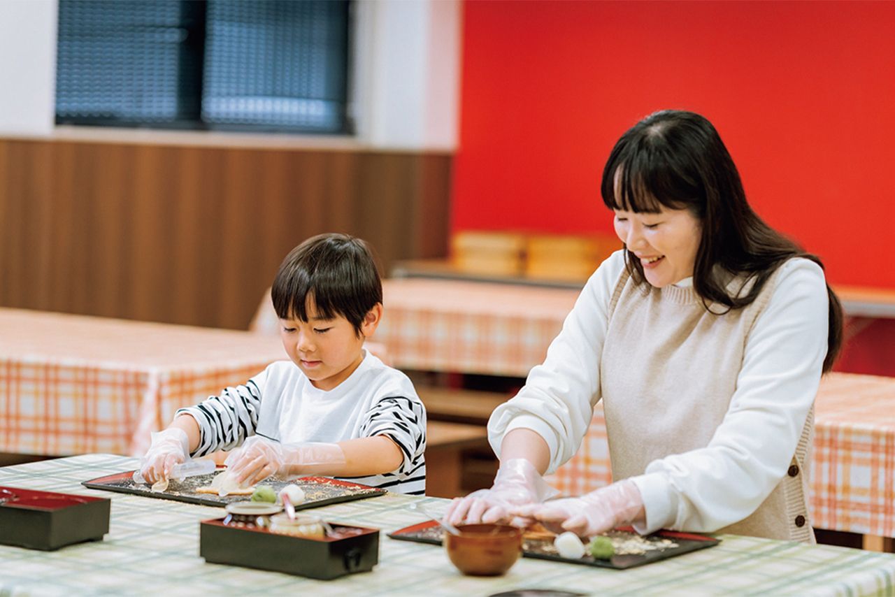人気の「おてがるおたべ体験」は、あんこを包んで3つのおたべを作れるコース。お土産付きで満足度◎！