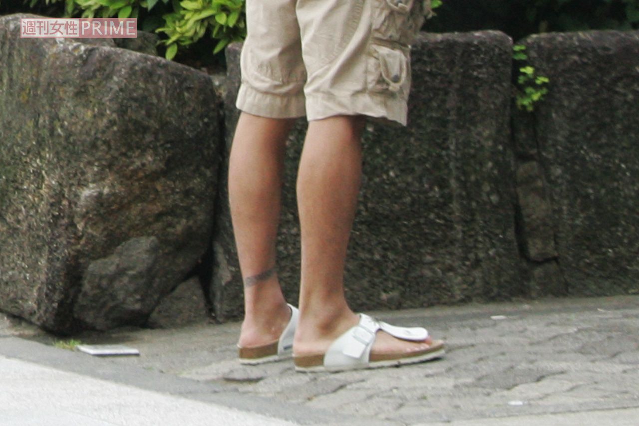 2006年6月、娘のプレスクール送迎に来た木村拓哉。足元には…