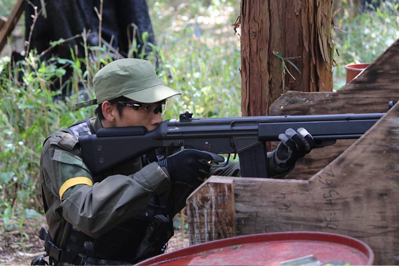 サバゲ―をする小森章平容疑者（本人フェイスブックより）