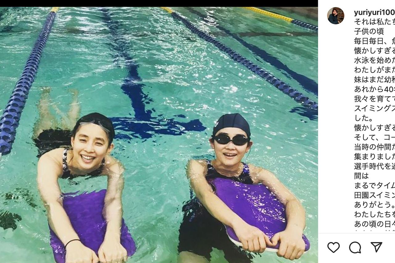 妹の石田ひかりと水泳に興じた石田ゆり子（公式インスタグラムより）