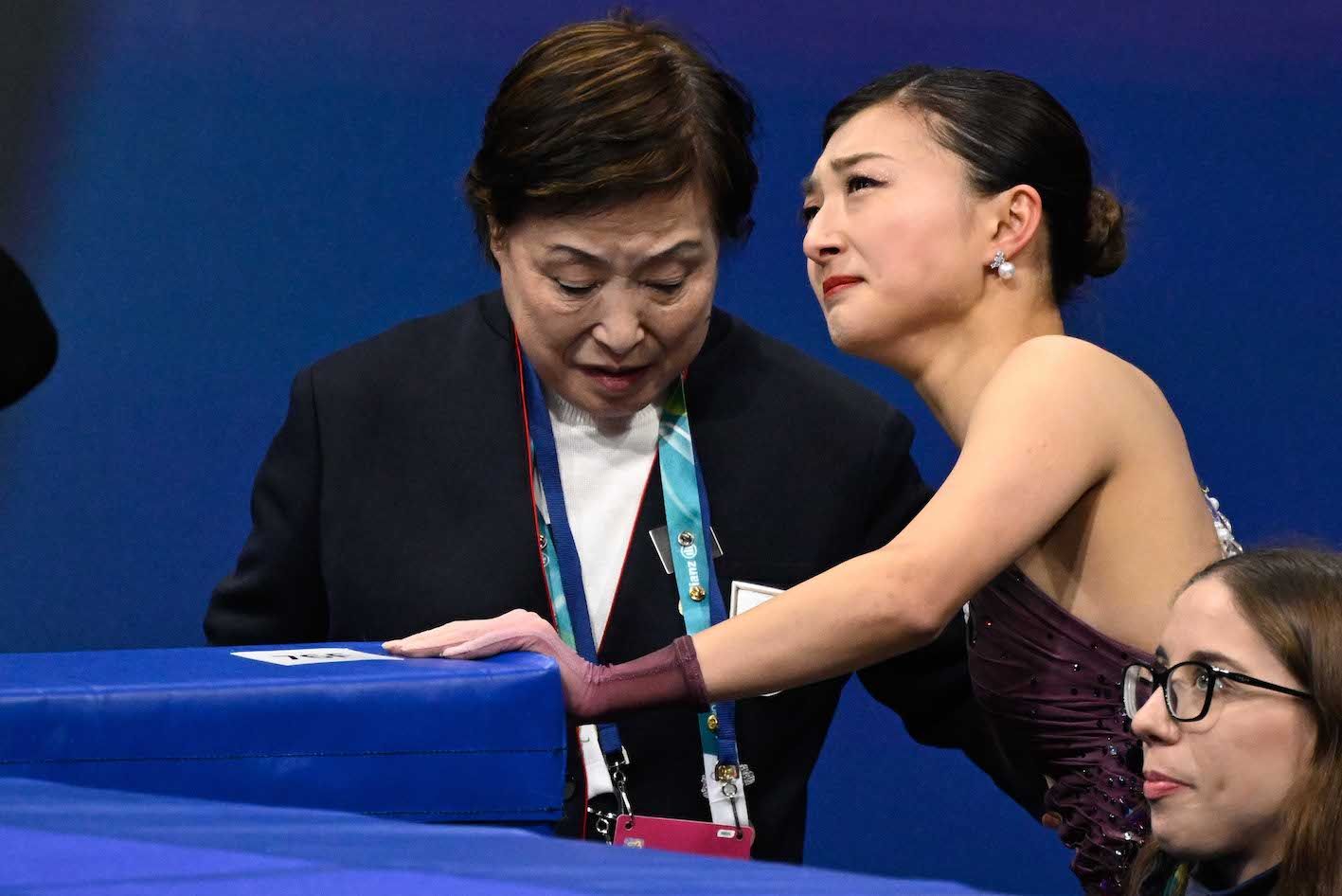 涙を流す坂本花織選手と励ます中野園子コーチ（撮影／JMPA）