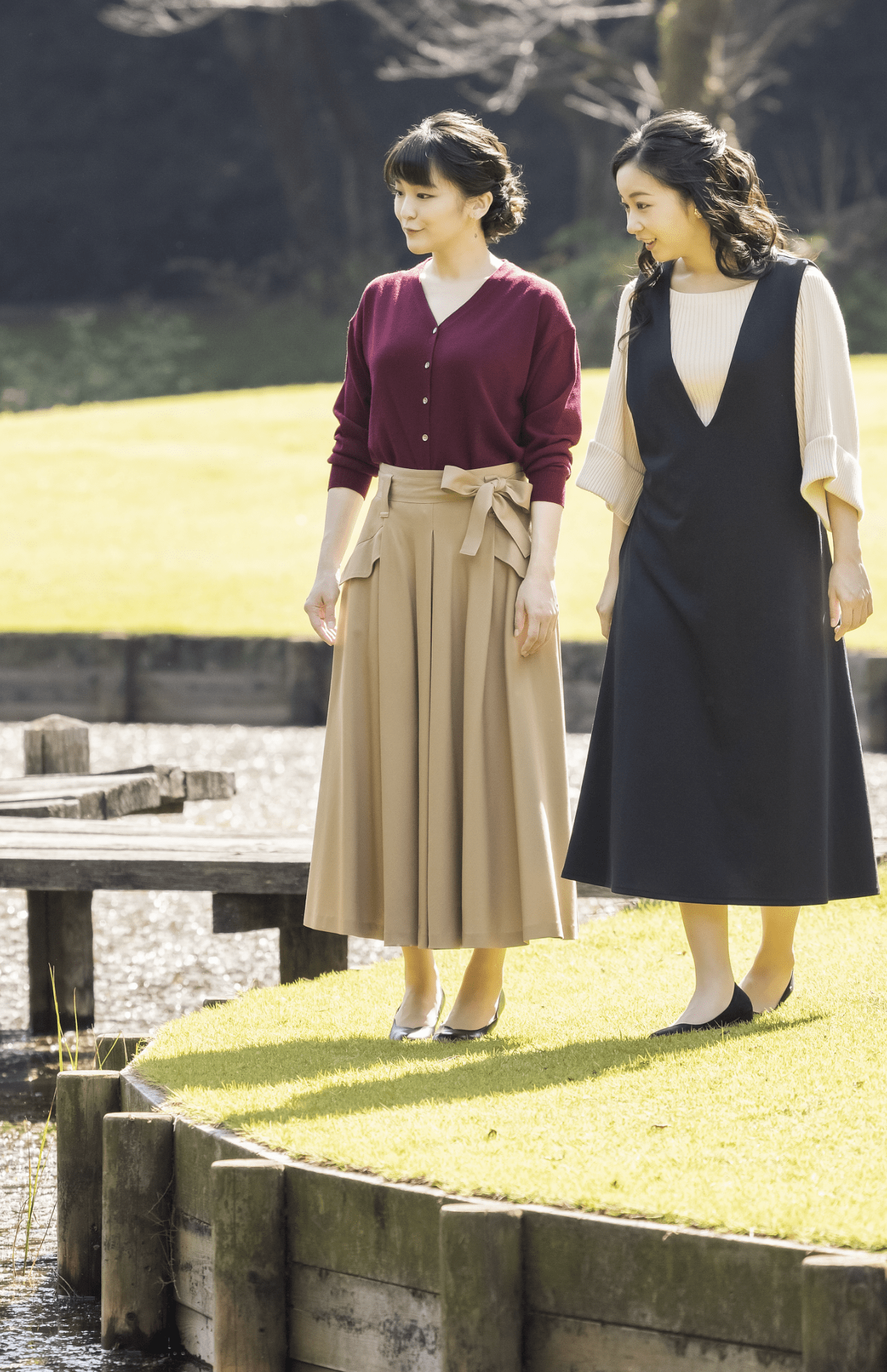 '21年、眞子さんの誕生日に公開された姉妹の近影。眞子さんはスカートにリボンのワンポイントがついたフェミニンな装い