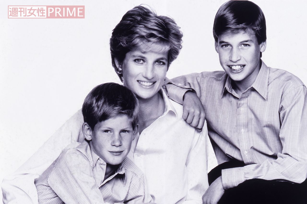 在りし日の母・ダイアナ元妃と笑顔を浮かべる“ハリー”ことヘンリー王子（左）とウィリアム王子