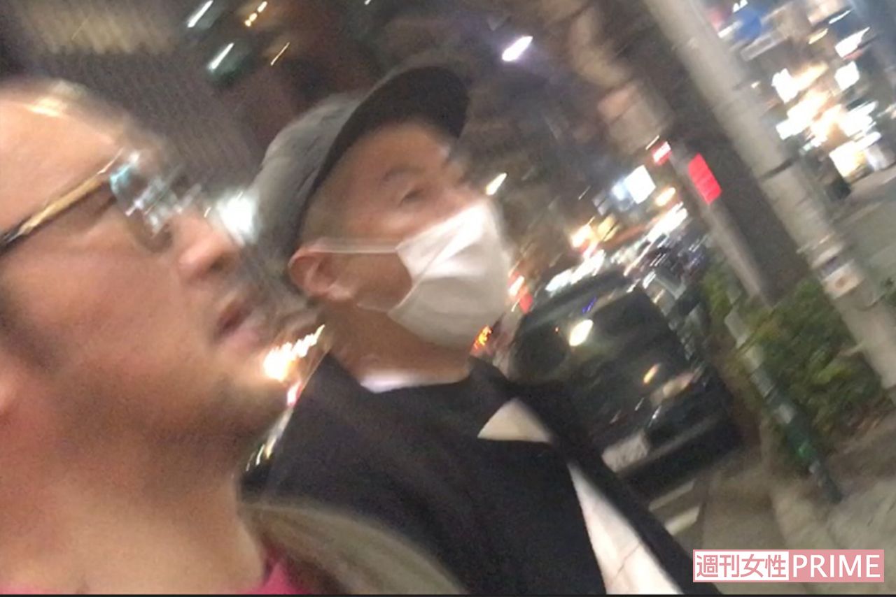 荒川はマスクと帽子をかぶっていたが、獅童はまったく変装せず、堂々と街を歩いていた