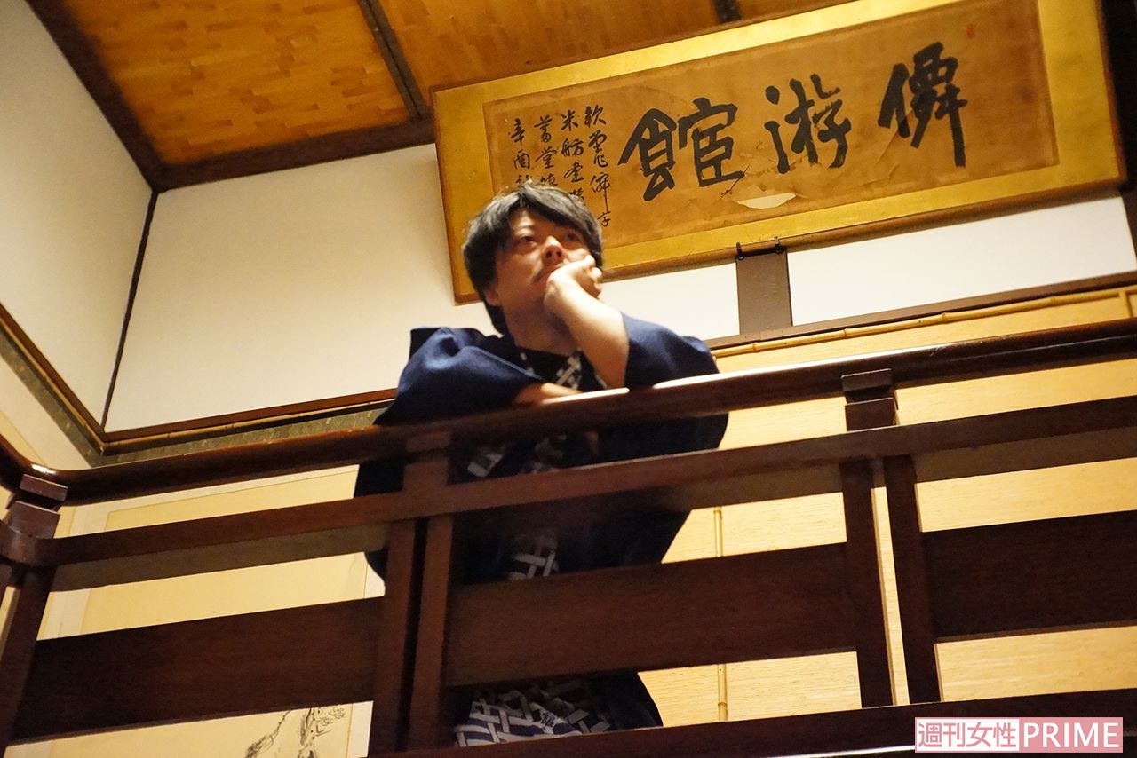 太宰治ゆかりの宿でつい「太宰ポーズ」になってしまうのも致し方ない!?