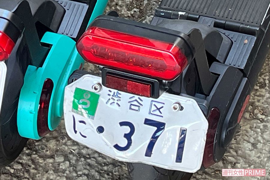 停められた車両のナンバーはボコボコ状態で数字が見づらいものも