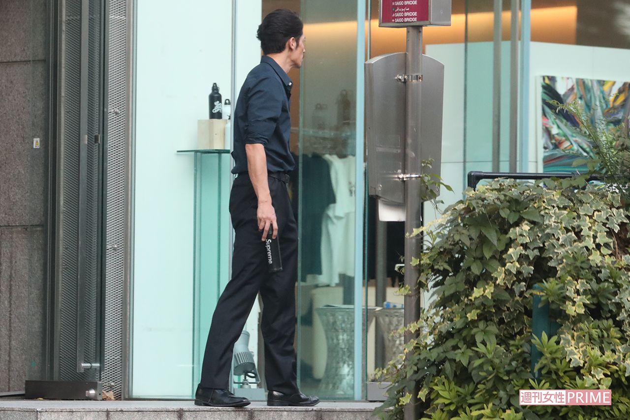 『極主夫道』の撮影が行われていたスタジオから出てきた玉木宏。あたりを見回し……