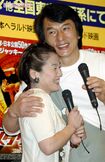 2004年の来日時、柔道金メダリストの谷亮子(左)を抱き寄せたジャッキー・チェン