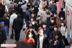 東京・原宿の竹下通りはマスク姿の買い物客が目立って
