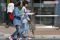 《障害者を襲うコロナ禍》視覚障害者は同行支援を断られ、聴覚障害者はマスクが壁に