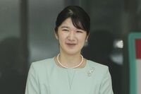 《10月17日には“いとこ”リンクも》愛子さま、鳥取訪問で佳子さま愛用ブランドの“梨色ワンピ”を披露…三…