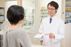 「ジェネリック薬のことは薬剤師に相談を」と長尾先生。「ただ、安いから」ではなく、しっかりと安い理由を理解したうえで、安心して処方してもらうことが大切だ