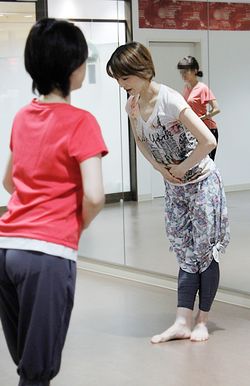 宝塚の世界“礼に始まり礼に終わる”を実践。立ち居振る舞いもキレイになれる