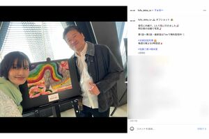 佐藤二朗と橋本愛のオフショット（『夫婦別姓刑事』公式インスタグラムより）