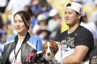 2024年11月1日、ワールドシリーズ優勝報告会での真美子さんとデコピンを抱いた大谷翔平／共同通信社