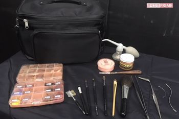 納棺師の仕事に使う化粧品やメイク道具。市販の化粧品やブラシ等を組み合わせて自分専用のセットを作っているのだそう（写真提供／真保健児さん）