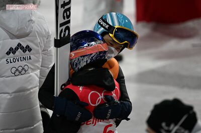 2022年北京五輪・スキージャンプ混合団体で、2度目のジャンプを終えた男子個人金メダリストの小林陵侑が、号泣する高梨（手前）を優しくハグした（JMPA代表撮影）