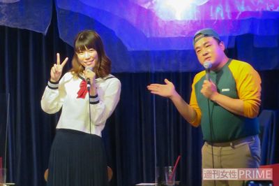 『中退女子の生き方』の出版イベントで先輩芸人「セバスチャン」の原田さん（右）と