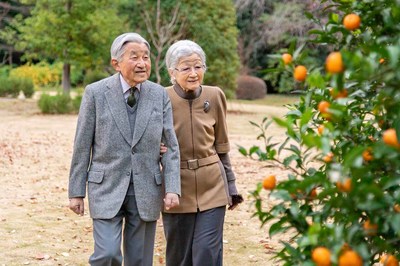 仙洞仮御所の庭を散歩され、今までの思い出を語られているという上皇さまと美智子さま（2020年11月24日）