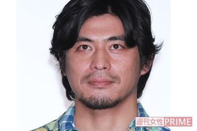 坂口憲二、大好きな海の前で引退疑惑を払拭「そもそも辞めてないですよ！」