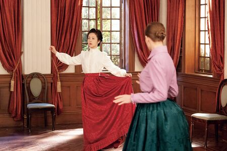 舞踏練習会の発足式に向け、寿恵子は社交ダンスのレッスンを重ねる　写真提供／NHK