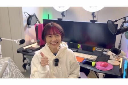 350万円の機材に囲まれてゲーム配信をはじめると話す國光真耶（YouTubeより）