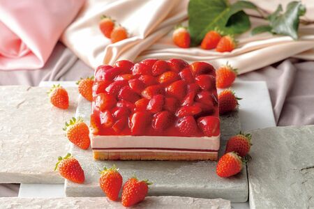 和菓子好きにも洋菓子好きにも響く構成。贈り物にも映える佇まい。4280円