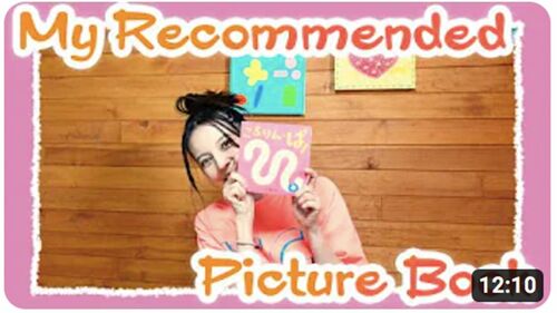 「ぜ〜んぶ、もらいもんだよ」と言いながら、おすすめ絵本を紹介するベッキー（「ベツキイ!!!!」より）