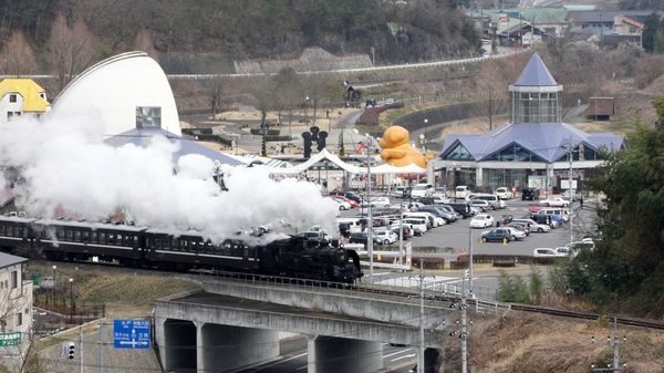 道の駅もてぎからは真岡鐵道を走るSLの雄姿も楽しめる！