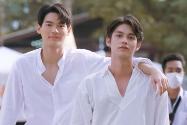 『2gether』（右から）ブライト演じるサラワットとウィン演じる主人公のタイン（YouTubeより）